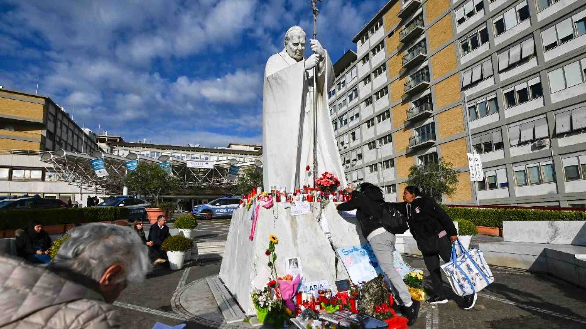 Immagine di Notte tranquilla per il Papa. «Da qui la guerra appare ancora più assurda»