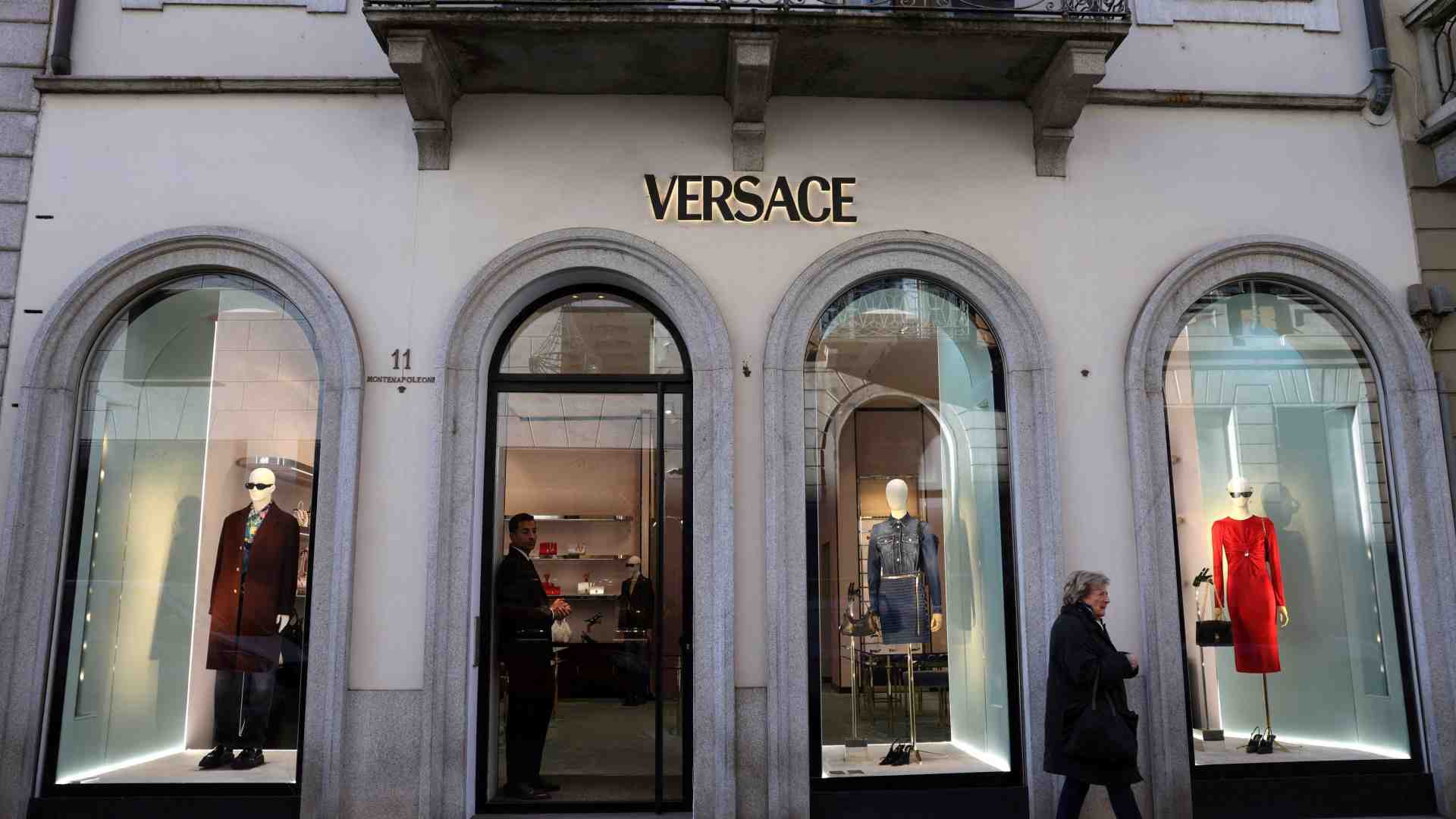 Immagine di Prada pronta ad acquisire Versace e a sfidare i colossi francesi