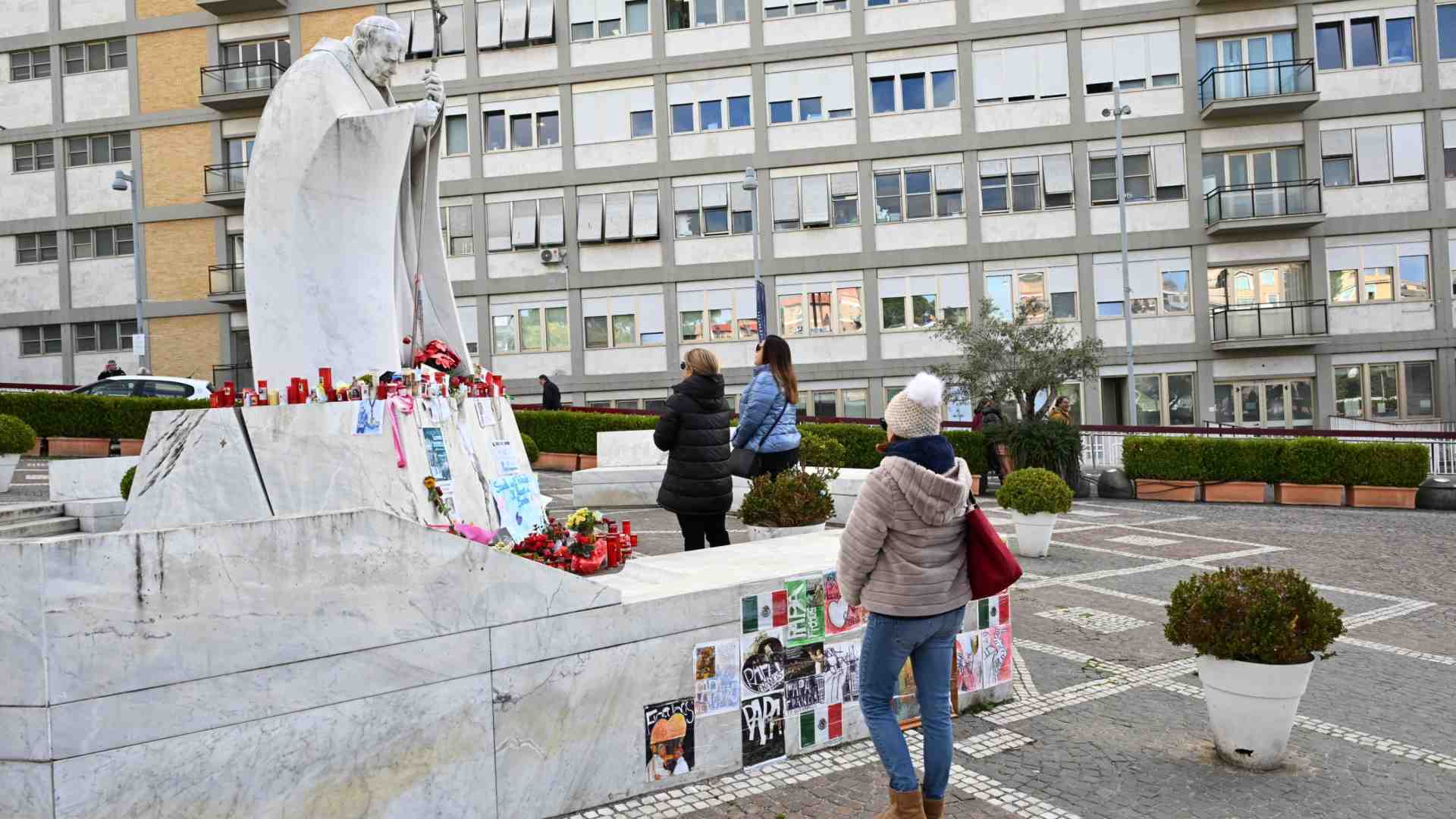 Immagine di Bene la notte per il Papa. Continua la terapia di ossigeno ad alti flussi