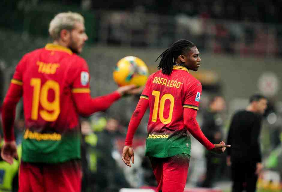 Theo Hernandez e Rafael Le&atilde;o con addosso la quarta maglia del Milan nella partita contro la Lazio (foto LaPresse)<br />