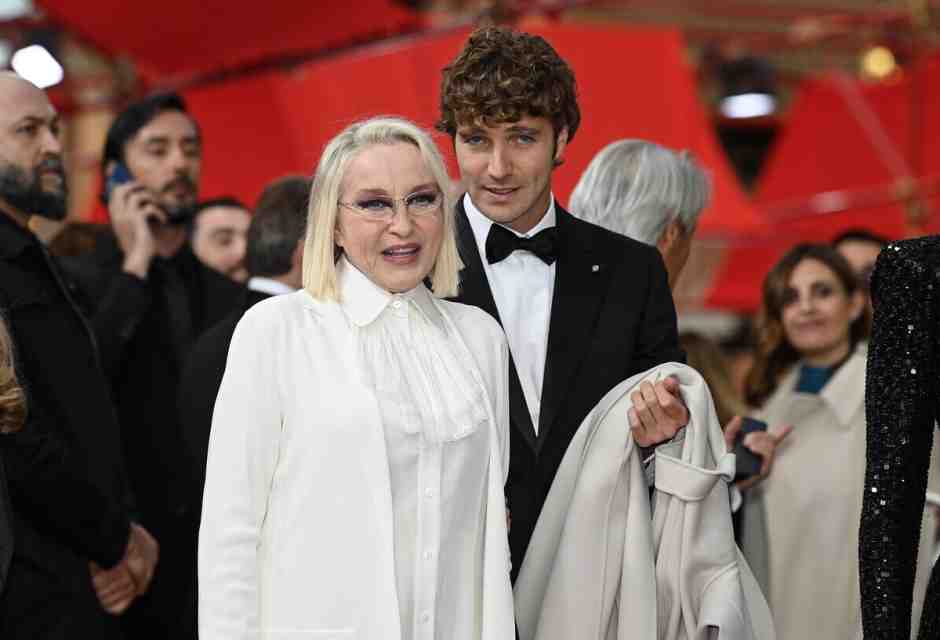 Eleonora Giorgi con il figlio Paolo Ciavarro alla 69ma edizione dei Premi David di Donatello a Cinecitt&agrave;  (Ansa)&nbsp;<br />