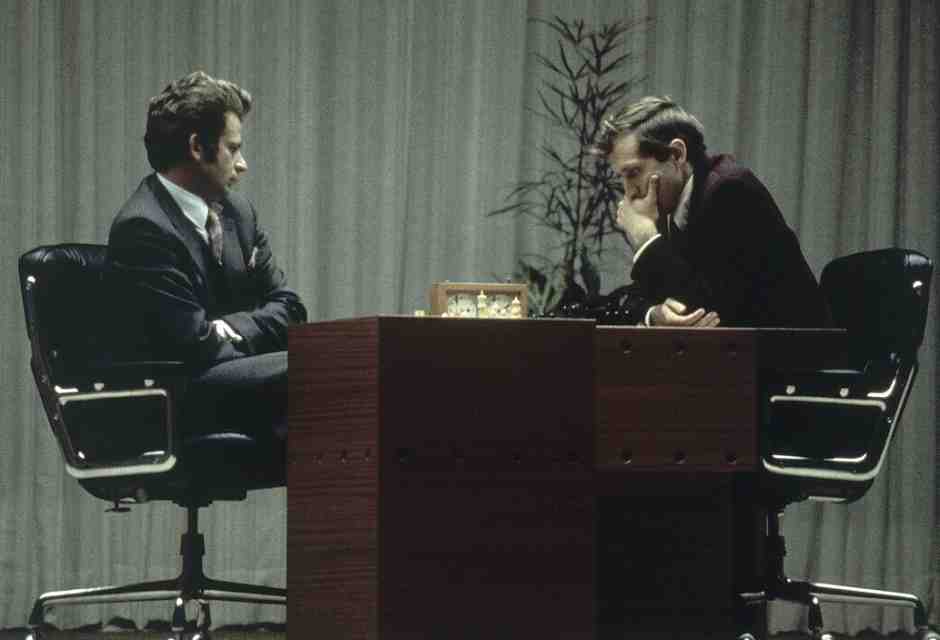 Bobby Fischer, a destra, e Boris Spassky giocano la loro ultima partita insieme a Reykjavik, Islanda, 31 agosto 1972 (foto LaPresse)
