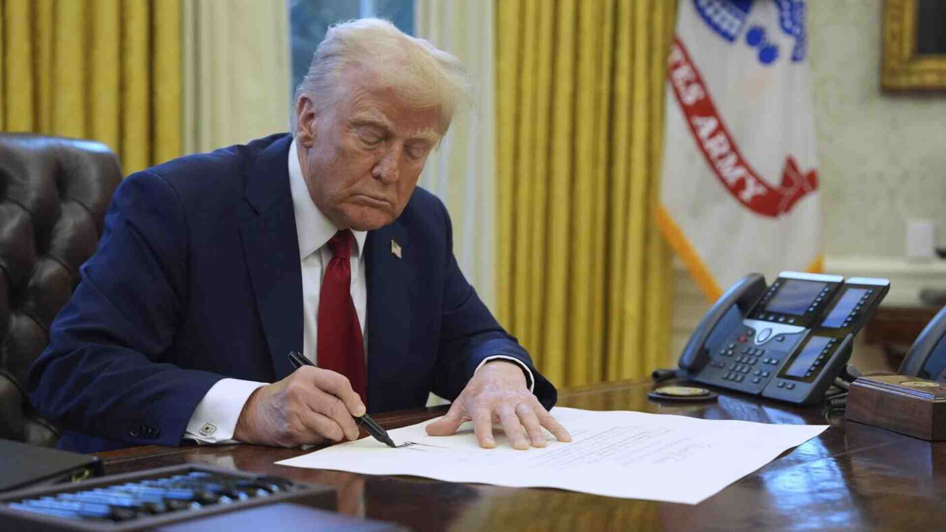 Immagine di Trump sospende gli aiuti militari all'Ucraina