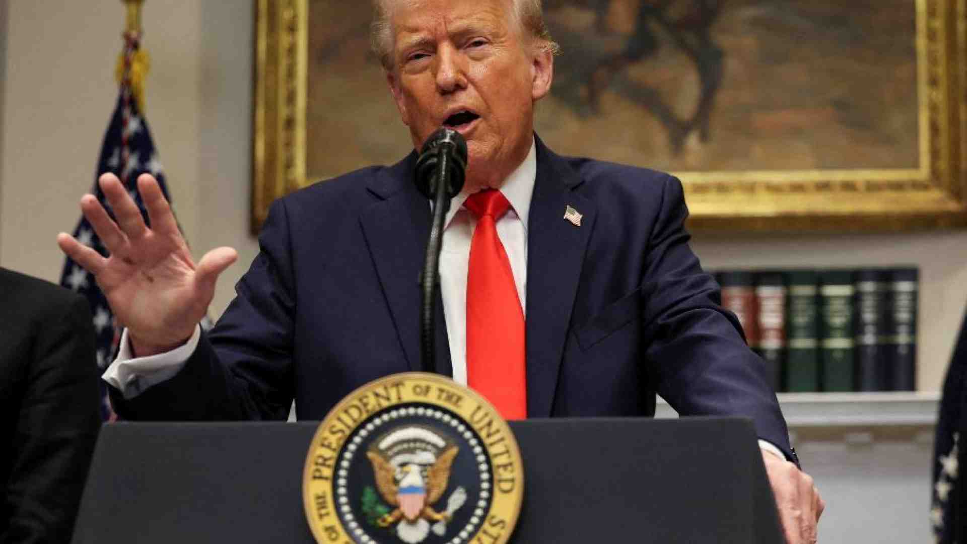 Immagine di Trump sospende gli aiuti militari all'Ucraina