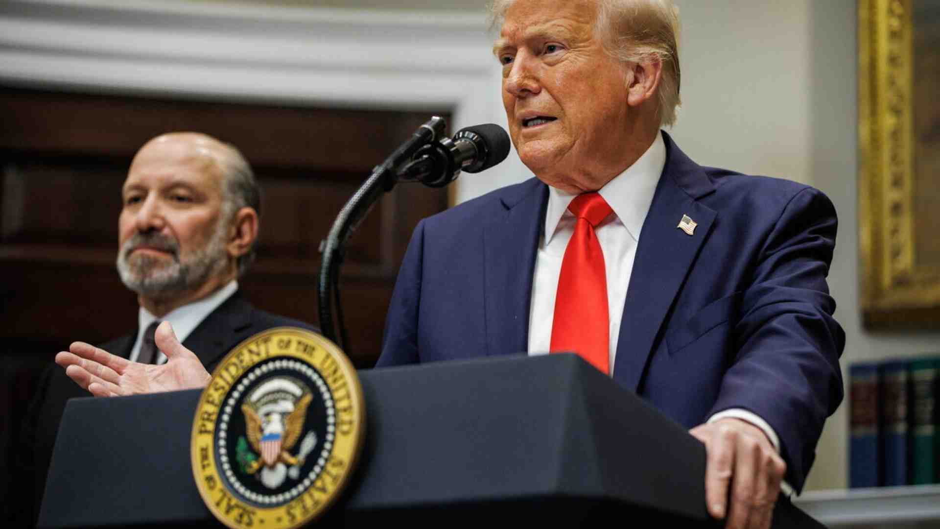 Immagine di Entrano in vigore i dazi di Trump, le risposte del Canada e della Cina