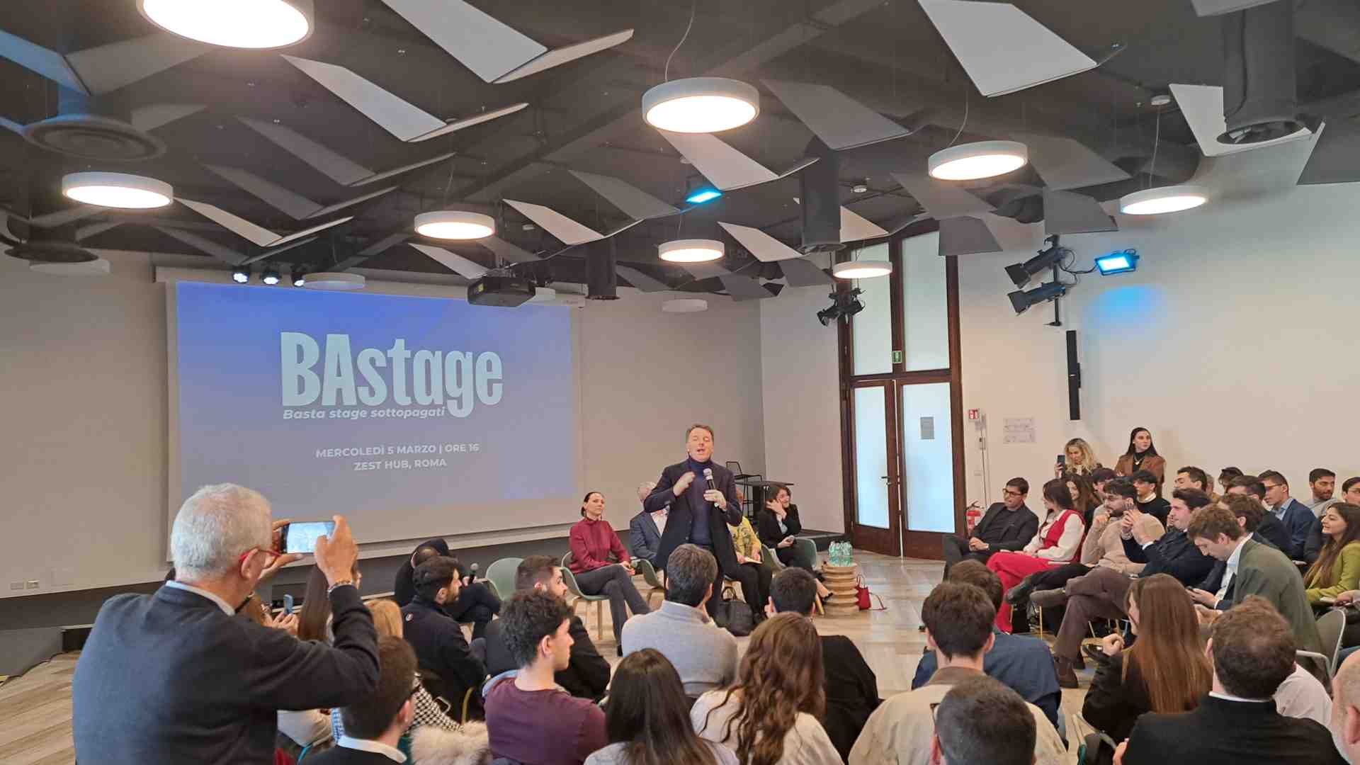 Immagine di Renzi dice «Bastage», per lo stop ai tirocini sottopagati