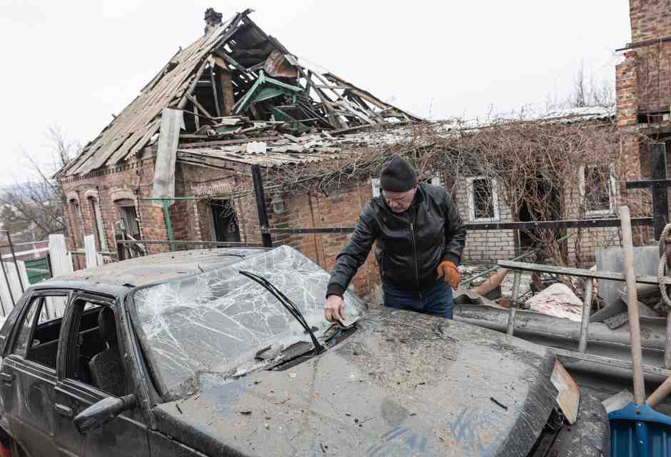 Un residente pulisce la sua auto, danneggiata da un bombardamento russo su Kostiantynivka, Ucraina (Diego Herrera Carcedo / Getty Images)&nbsp;<br />