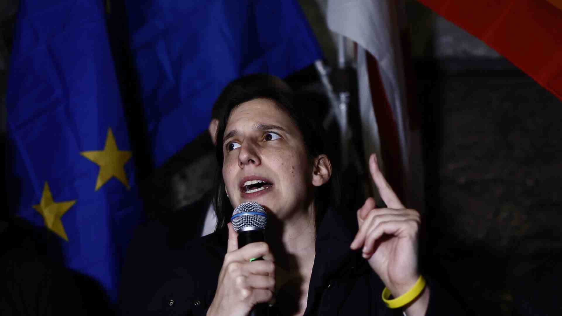 Immagine di Schlein dice no al piano Ue per le armi e si allontana da Sánchez, Scholz e dai socialisti europei