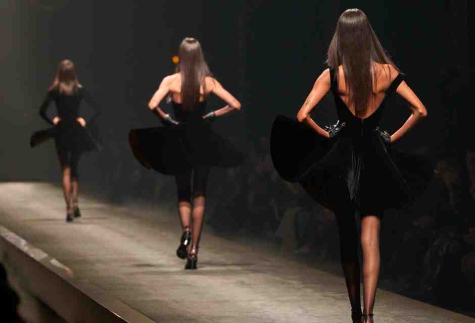 Un'immagine dall'uscita finale della sfilata Versace autunno-inverno 2025, appena presentata a Milano