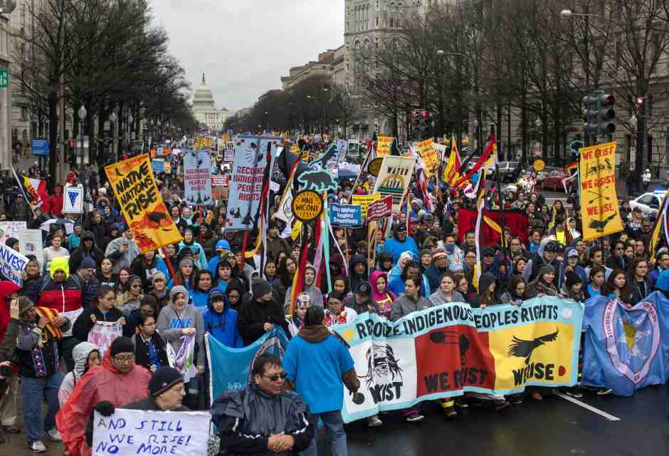 Manifestanti contro l'oleodotto Dakota Access marciano lungo Pennsylvania Avenue verso la Casa Bianca a Washington, 10 marzo 2017 (Foto ANSA)