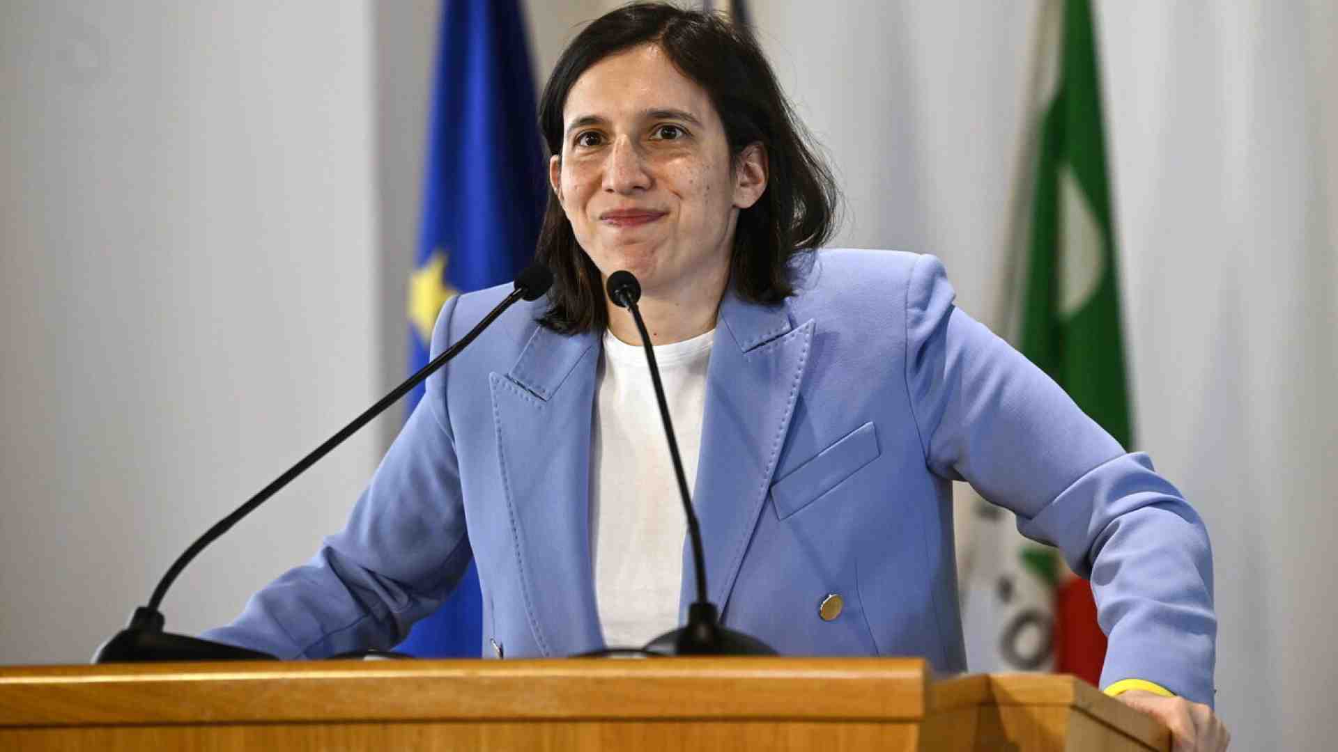 Immagine di Elly la quantica. “Esercito europeo sì, riarmo no”. Il Pd ora è un elettrone