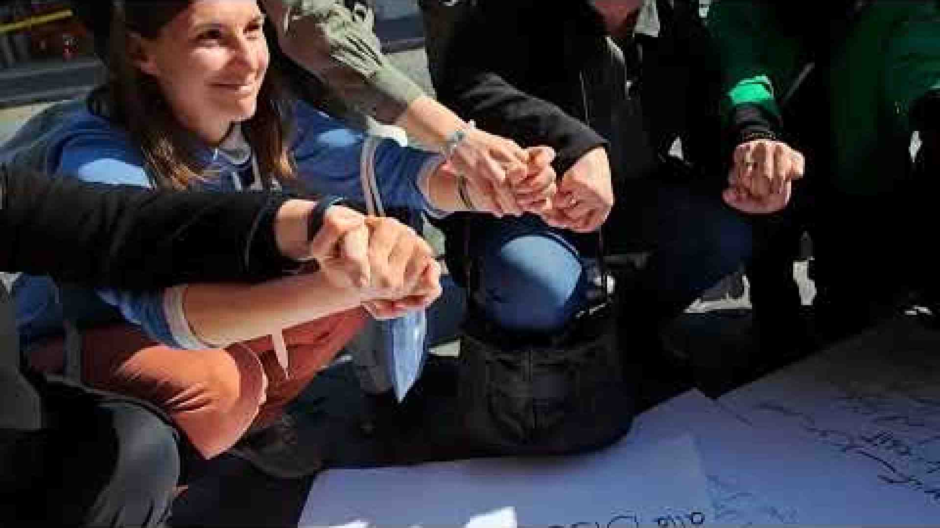 Immagine di Le donne afghane: «No all'apartheid di genere, sia riconosciuto come crimine»