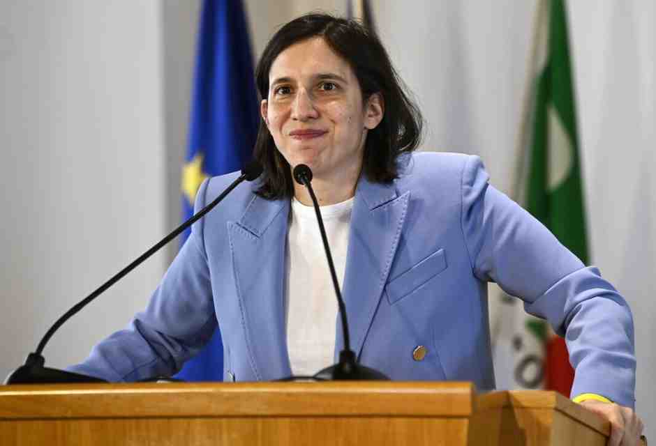 Elly la quantica. “Esercito europeo sì, riarmo no”. Il Pd ora è un elettrone
