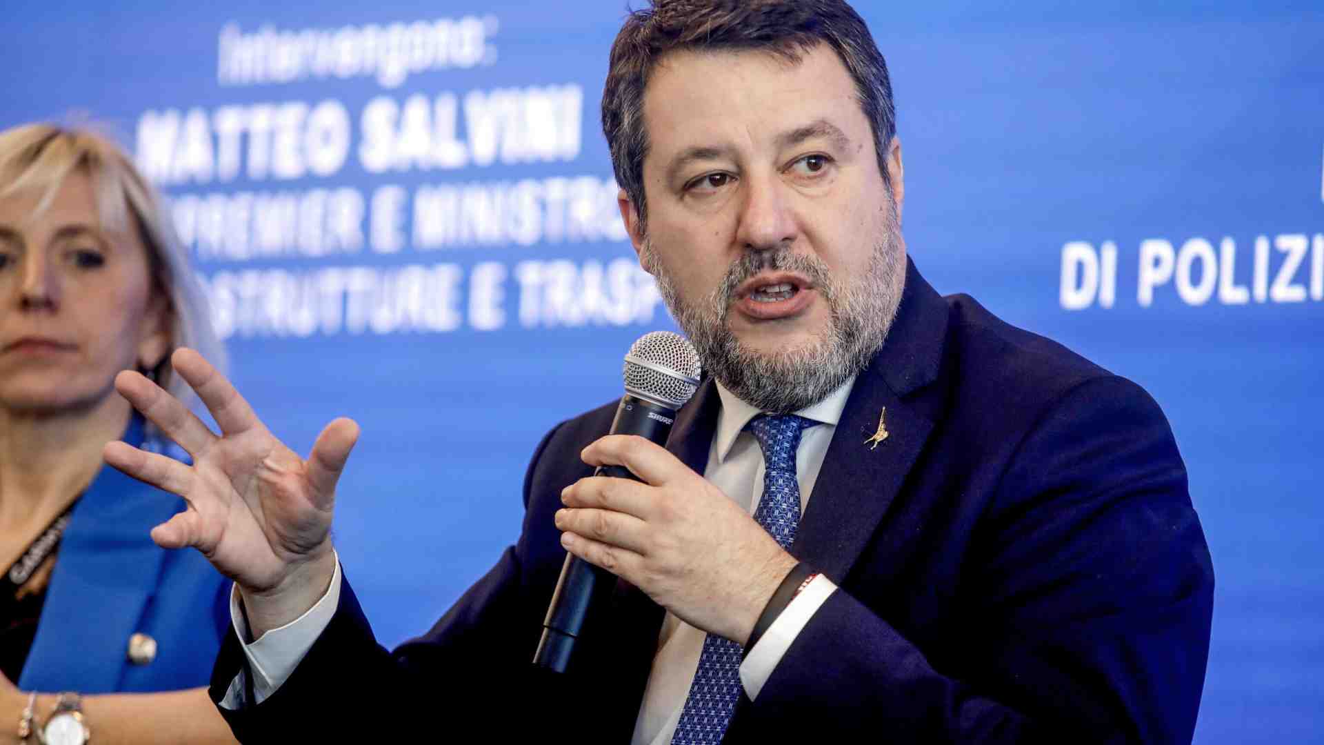 Immagine di Salvini atomico: attacca i giudici e Macron. In attesa del congresso, ogni giorno è una sparata
