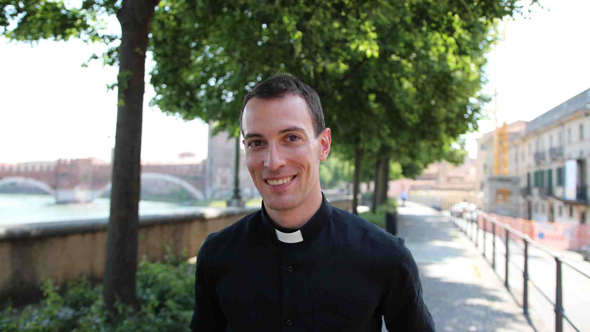 Immagine di Ambrogio Mazzai, prete influencer “contro la censura della libertà religiosa”
