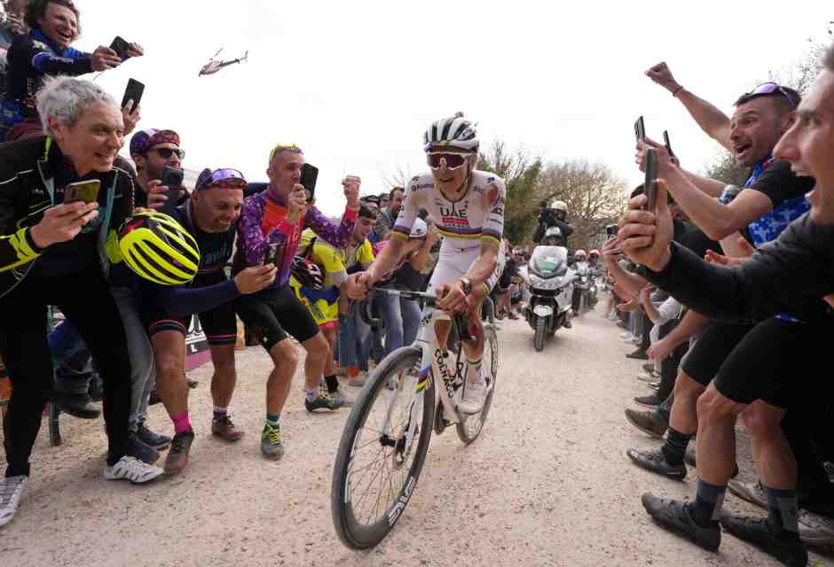 &nbsp;Tadej Pogacar solo al comando della Strade Bianche 2025 (foto LaPresse)<div>&nbsp;</div>