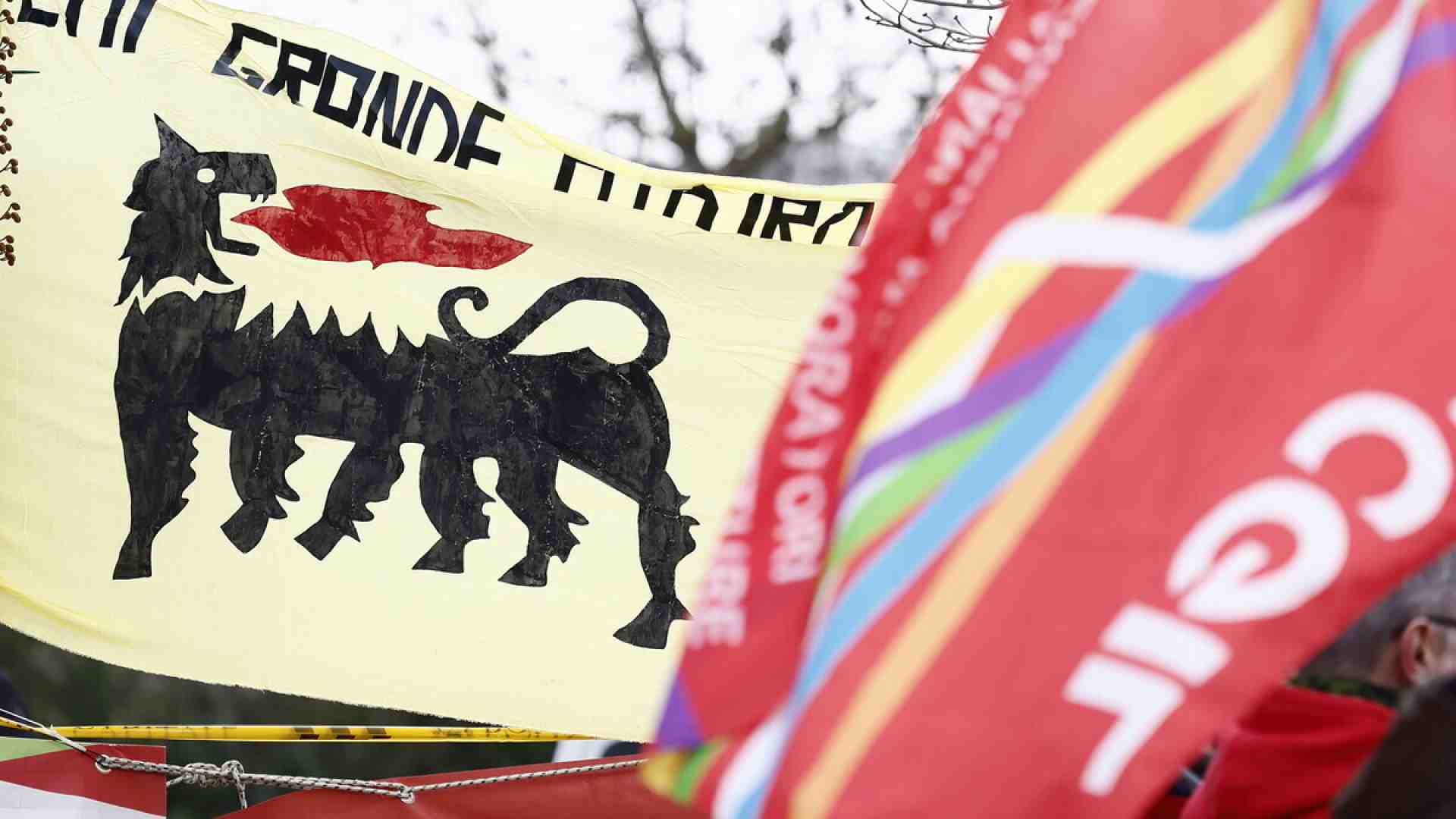 Immagine di La Uil scarica la Cgil nella vertenza Eni Versalis. Lunedì il tavolo da Urso