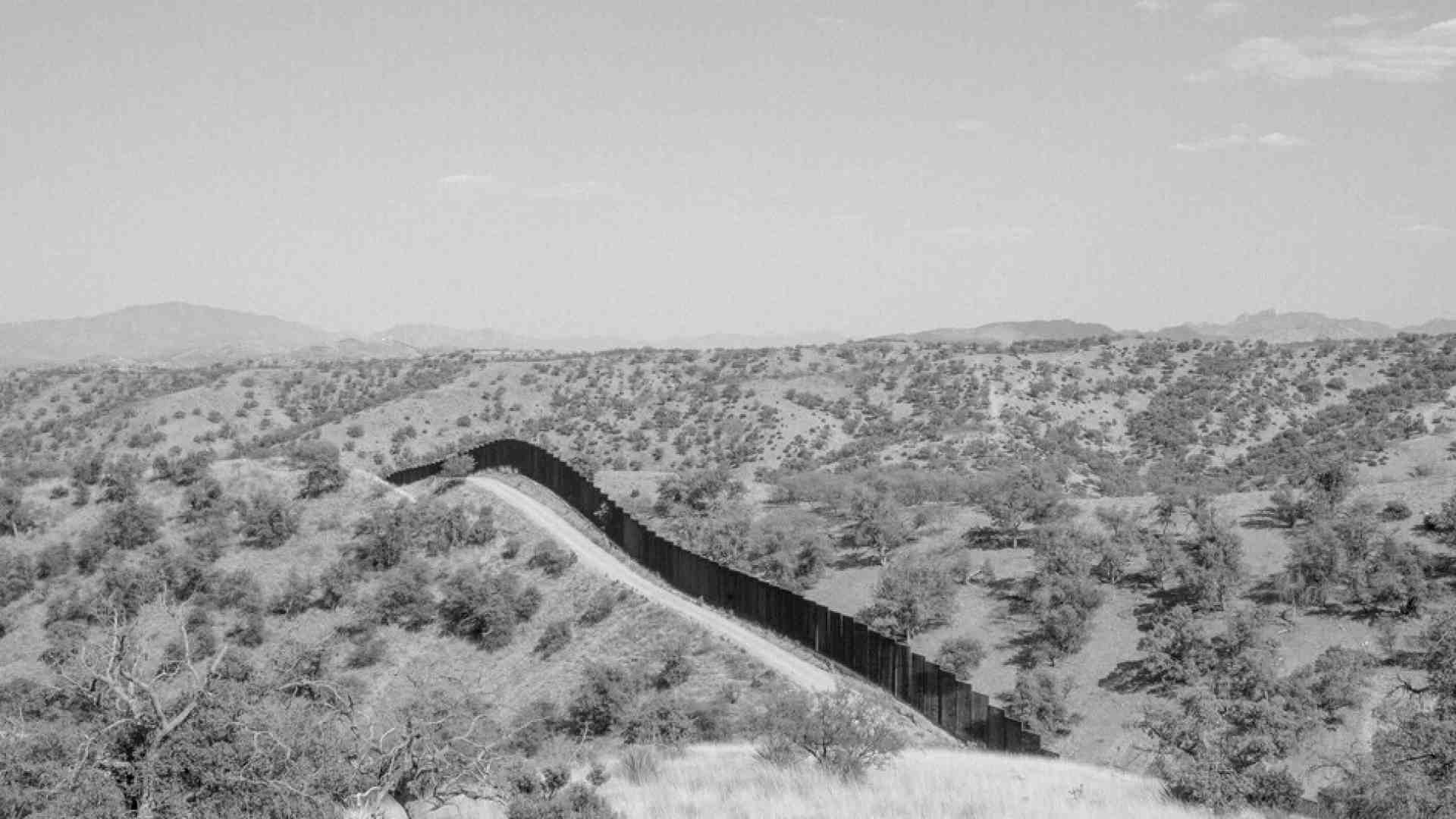 Immagine di La morte corre lungo il muro del Messico