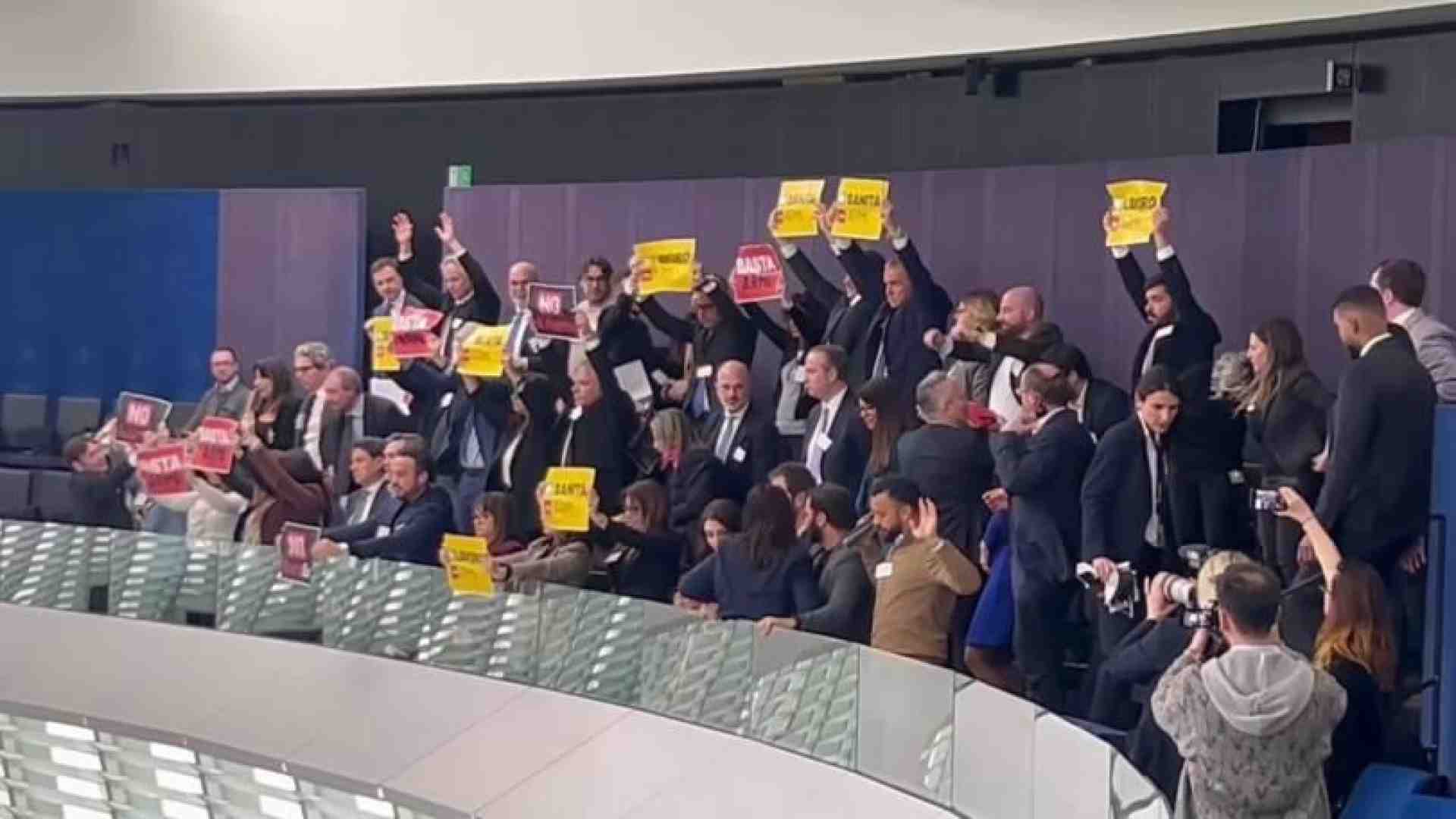 Immagine di Le armi spaccano la politica italiana. Asse giallorossoverde sul no, Pd diviso