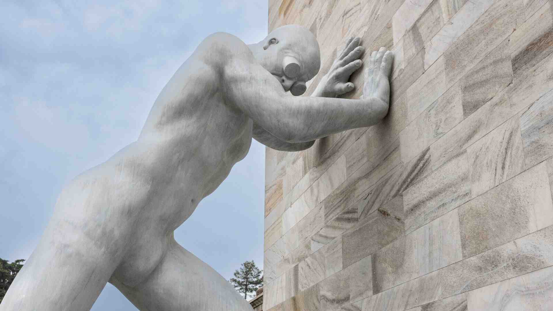 Immagine di Un verso di Bianconi contro le agghiaccianti sculture in piazza a Firenze