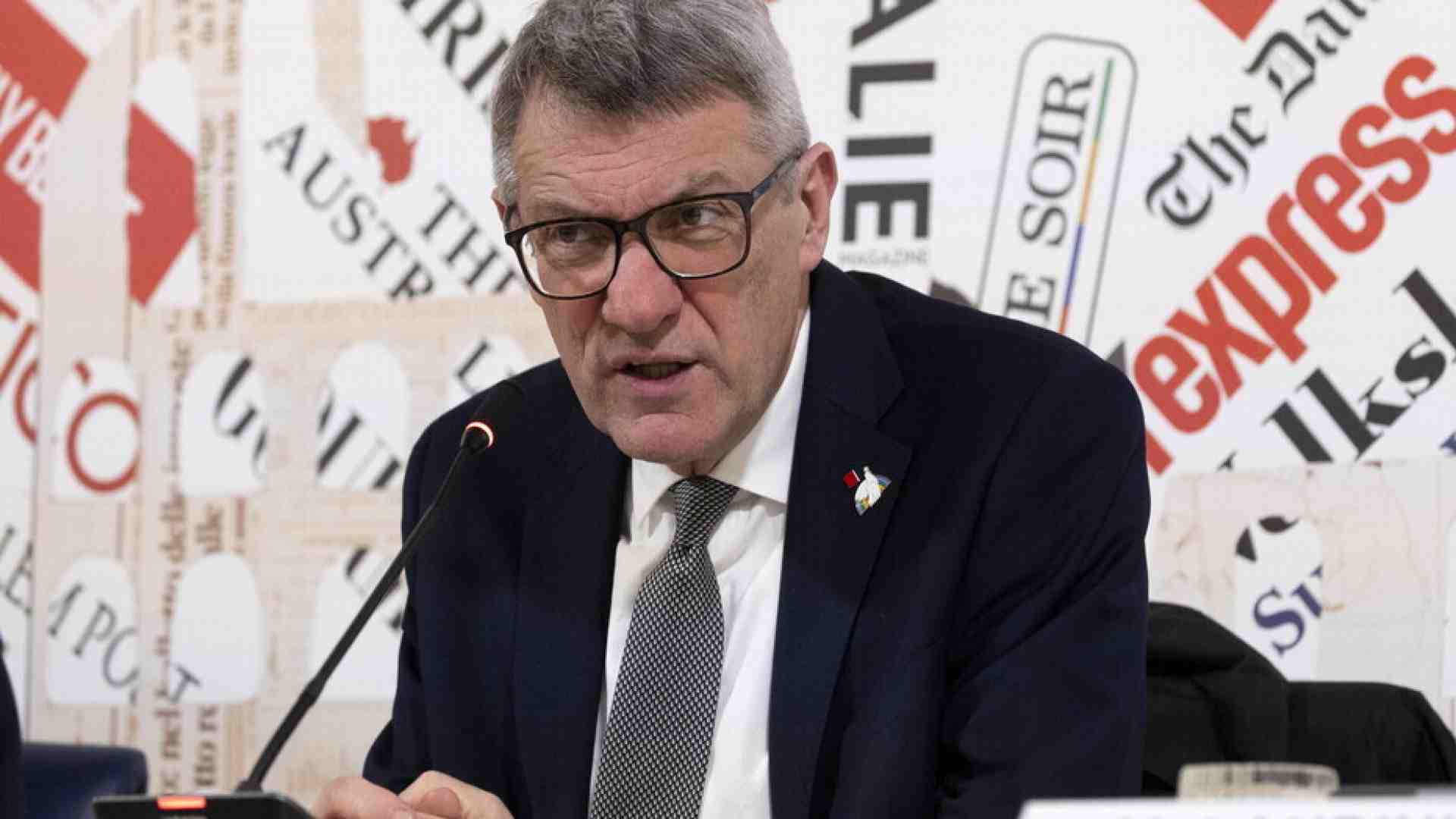Immagine di Landini alla stampa estera (per i referendum). Simbolo o segno?