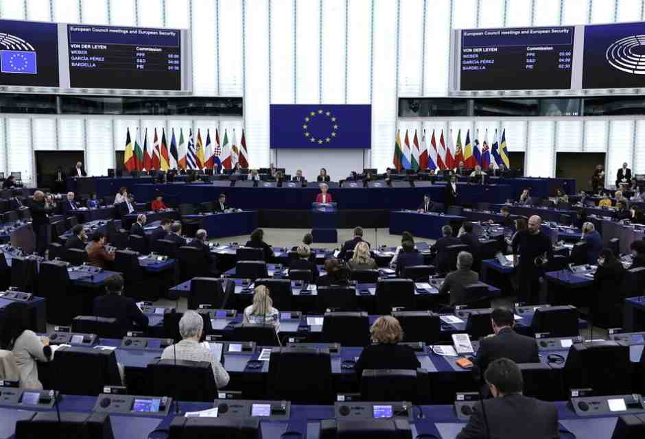 Il Parlamento europeo alla resa dei conti sul riarmo. Von der Leyen: "Il tempo delle illusioni è finito"