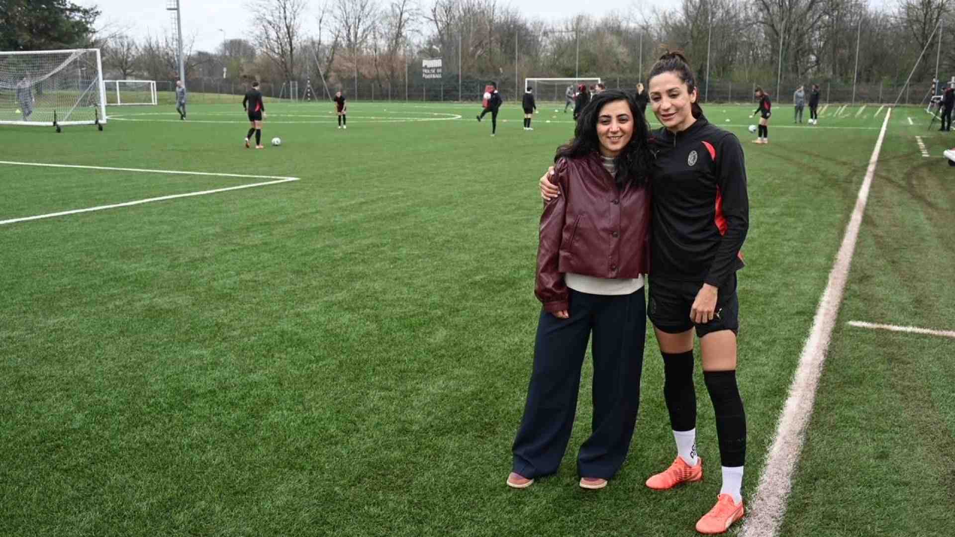 Immagine di Khalida e Nadia: ieri afghane in fuga, oggi "giuste" del calcio