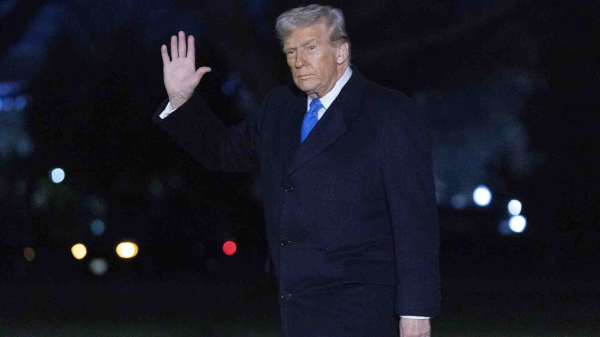 Immagine di Trump va alla guerra dei dazi con il Canada, ma perde a Wall Street