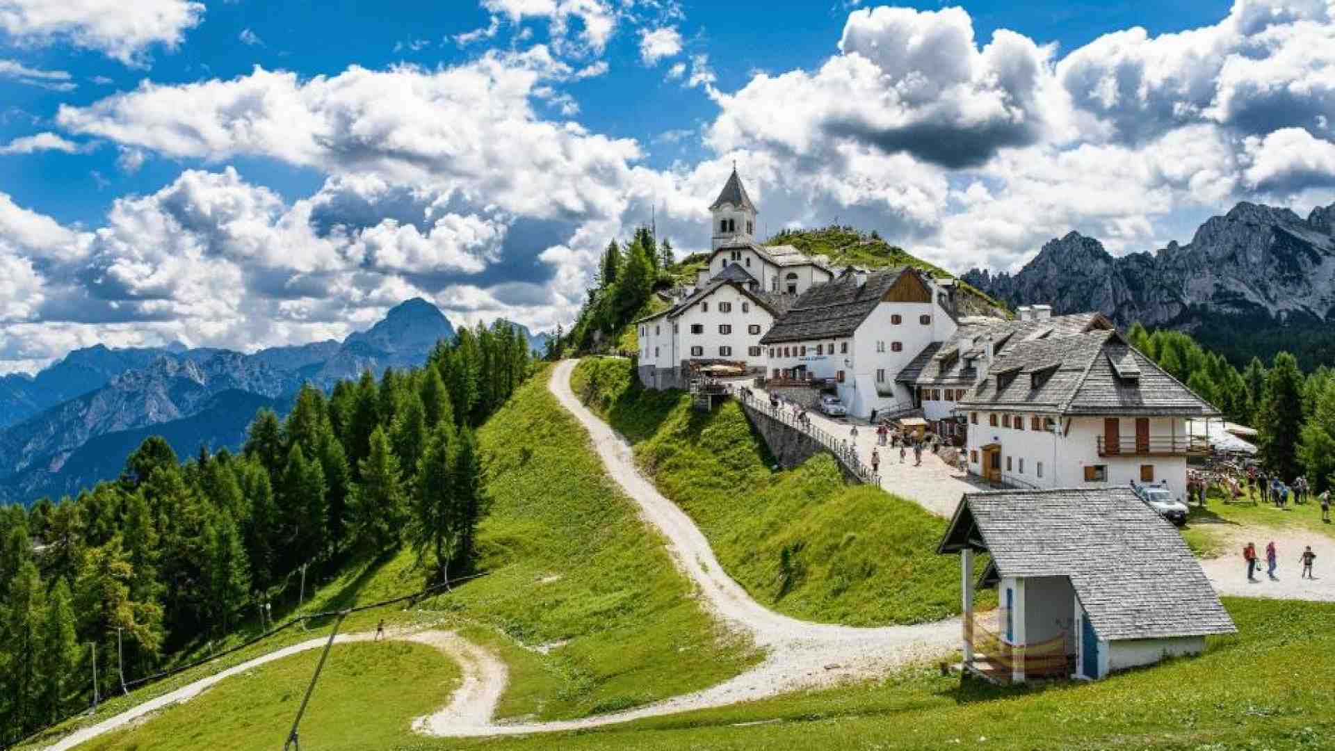 Immagine di Dal Monte Lussari a San Pietro, la fede sulla Romea Strata