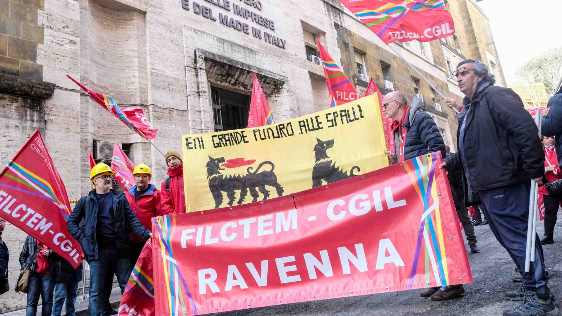 Immagine di Eni Versalis, il Pd e Avs stanno con i lavoratori. Ma solo quelli della Cgil