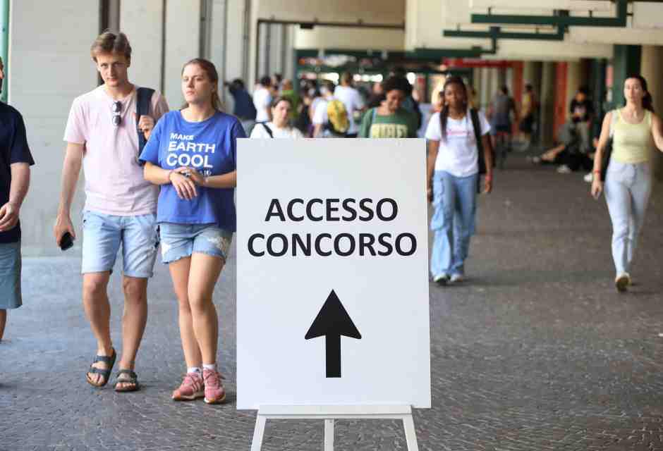 Bologna, studenti escono dalla sede del Concorso per l&rsquo; ammissione alla Facolt&agrave; di Medicina e Chirurgia (Alessandro Ruggeri/ LaPresse)&nbsp;<br />