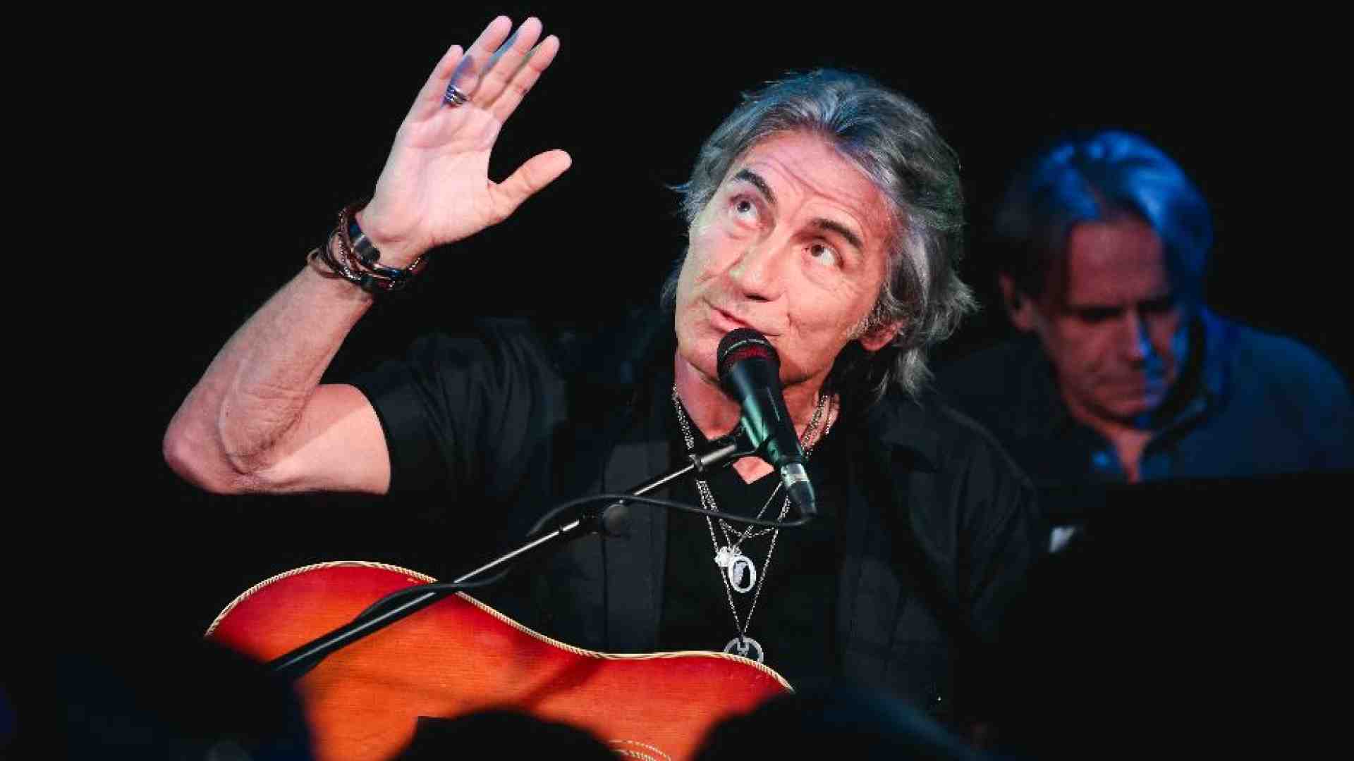 Immagine di Ligabue: «Il Papa unica voce autorevole per la pace»