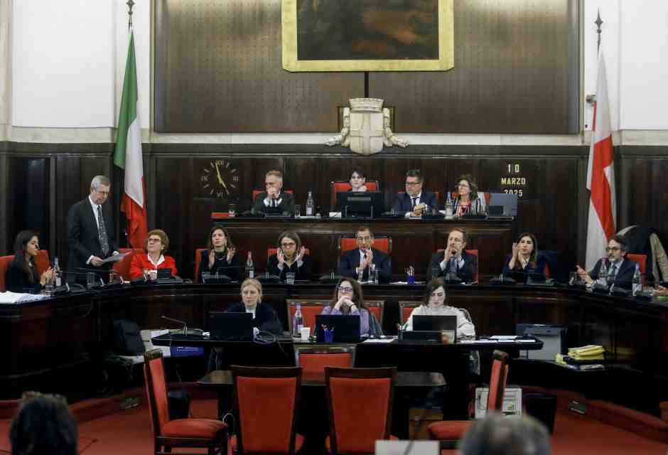 L'assessore alla casa Guido Bardelli spiega i motivi delle dimissioni durante il consiglio comunale a Milano (foto ANSA)