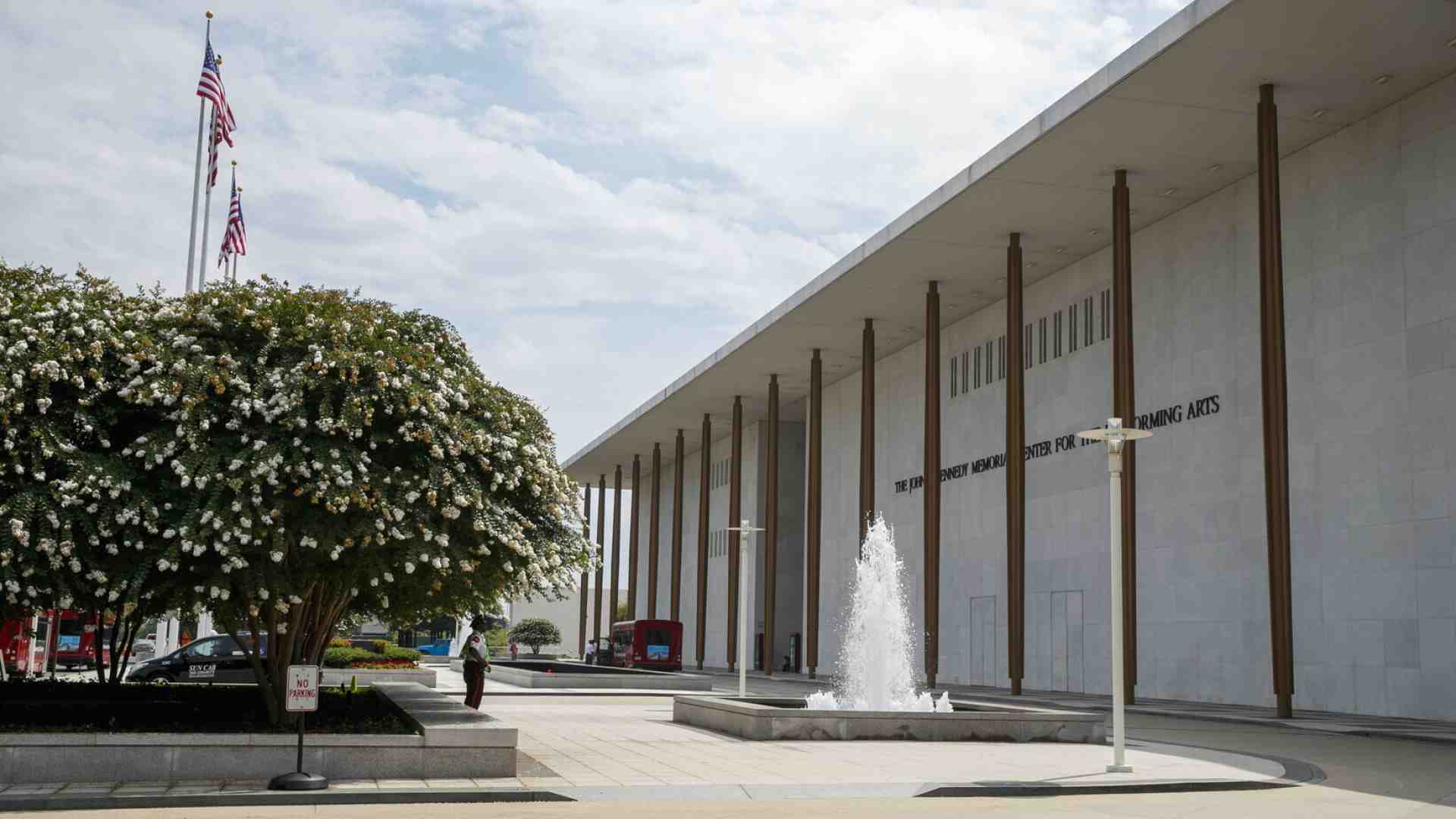 Immagine di Trump si mette a capo del Kennedy Center, il più importante centro culturale della nazione