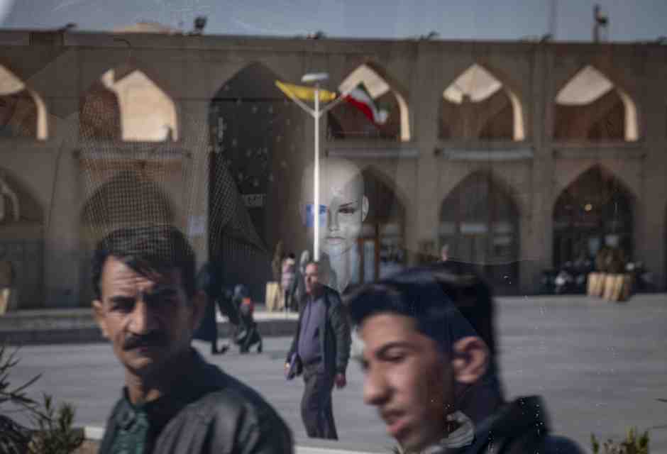 Un manichino in una vetrina di Isfahan, Iran, il 19 febbraio 2025 (Foto di Morteza Nikoubazl/NurPhoto tramite Getty Images)&nbsp;<br />