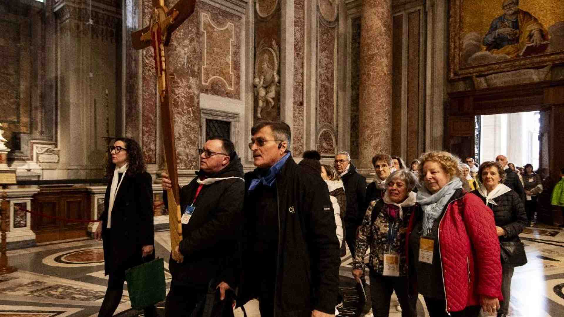 Immagine di Delpini con la diocesi a Roma: «Sfidati dai tre peccati di oggi»