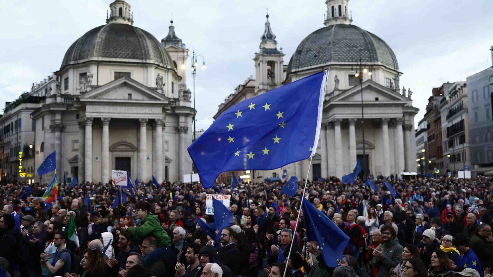 Immagine di Un enorme interrogativo blu sulla "piazza per l'Europa"