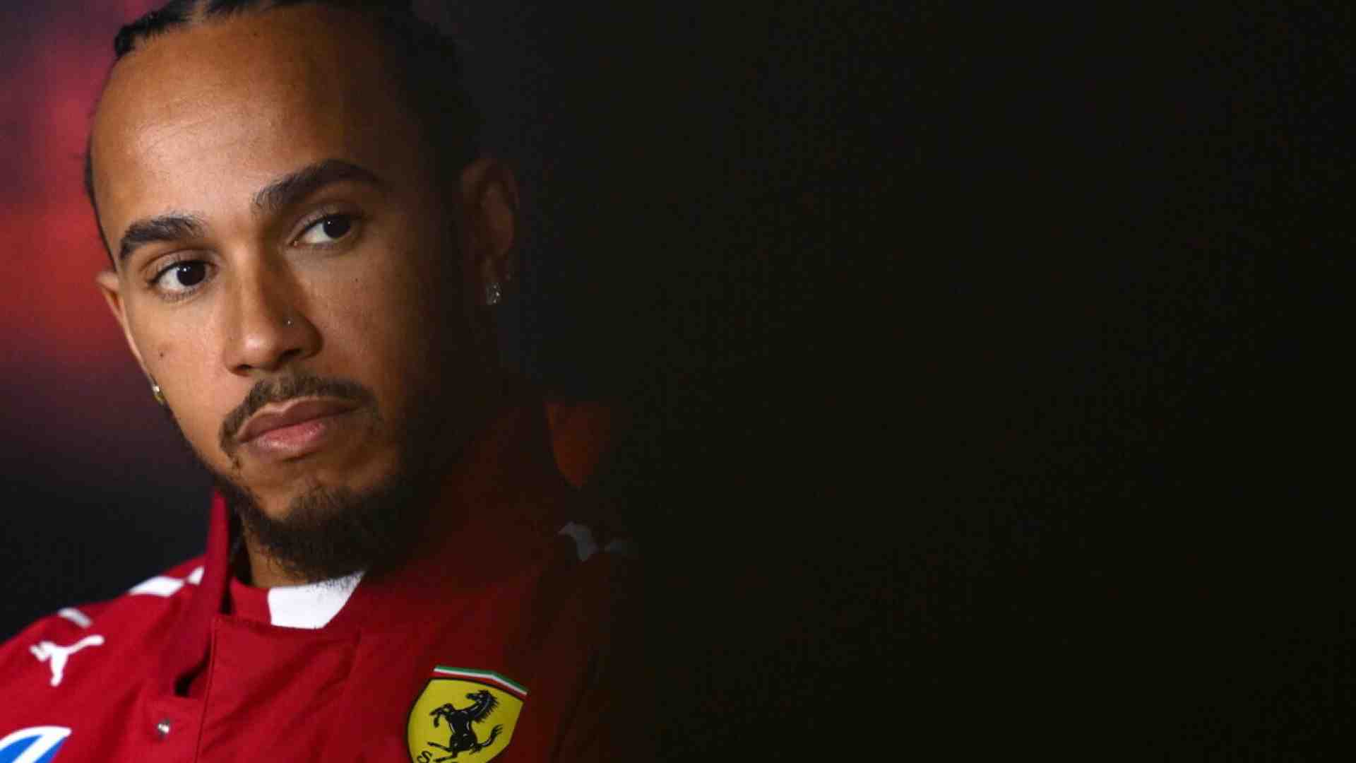 Immagine di Lewis Hamilton innamorato rosso
