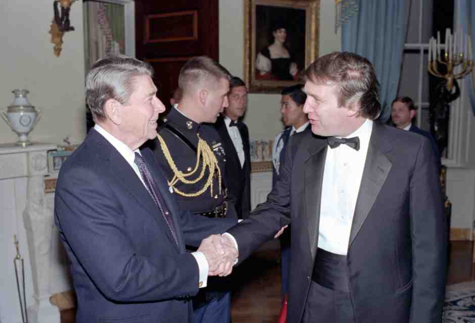 Il presidente Ronald Reagan stringe la mano a Donald Trump nel 1987 (foto Getty)