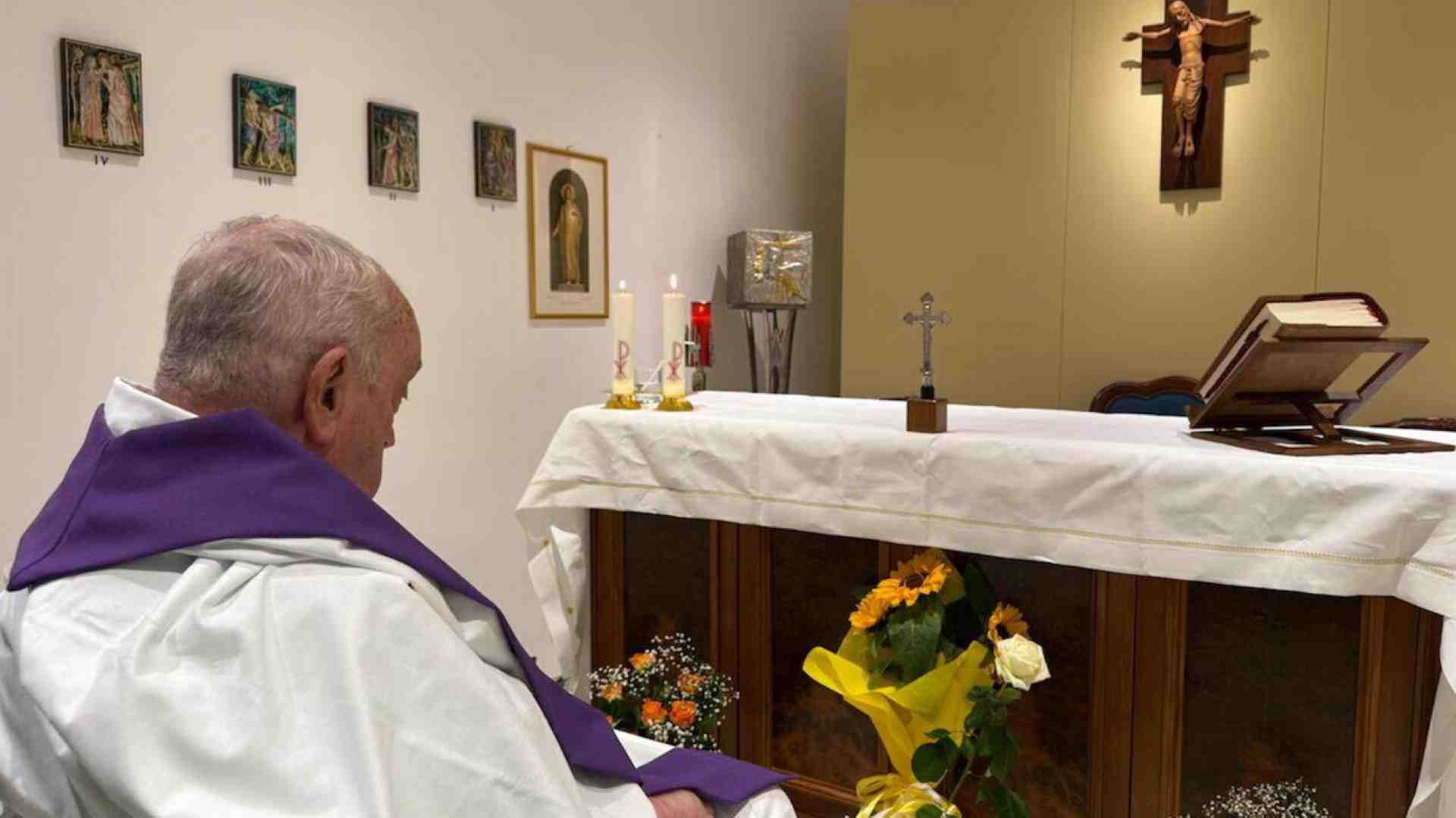 Immagine di La prima foto del Papa dall'ospedale. Un (piccolo) segnale