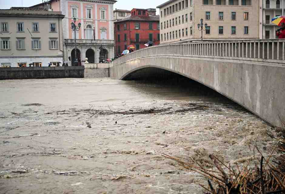 La piena dell'Arno a Pisa (foto Ansa)