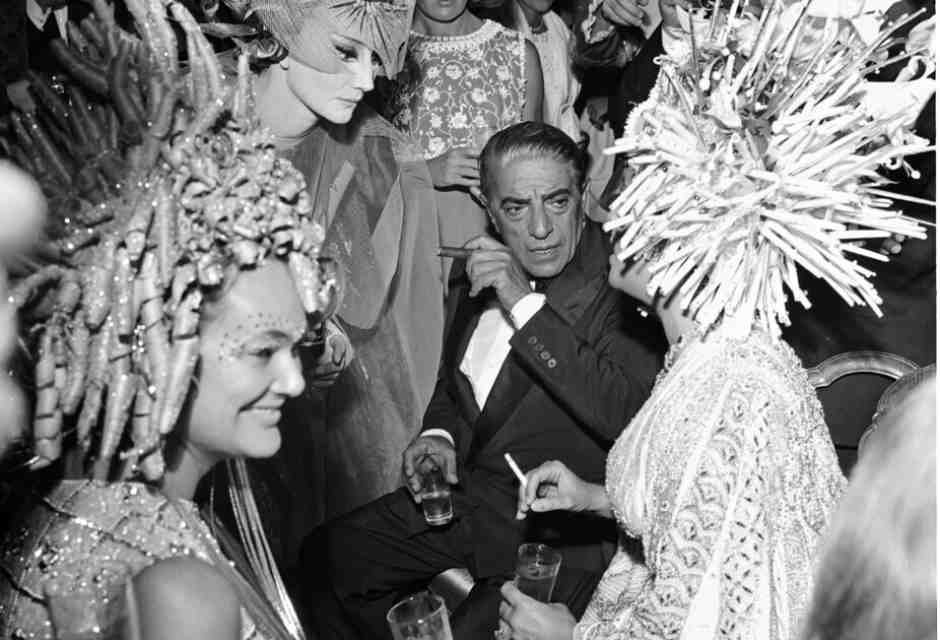 Aristotele Onassis a una festa di Carnevale nel &rsquo;67 (foto Olycom)&nbsp;<br />