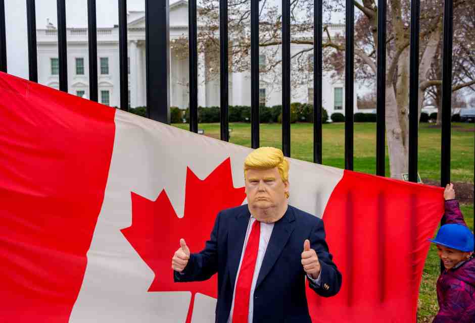 Un uomo con la maschera di Trump davanti alla Casa Bianca (foto di Andrew Harnik/Getty Images)&nbsp;<br />