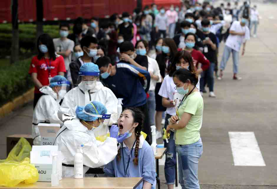 Test anti Covid-19 in una strada di Wuhan, in Cina, oltre un anno dopo lo scoppio della pandemia (foto Ap/LaPresse) <br />