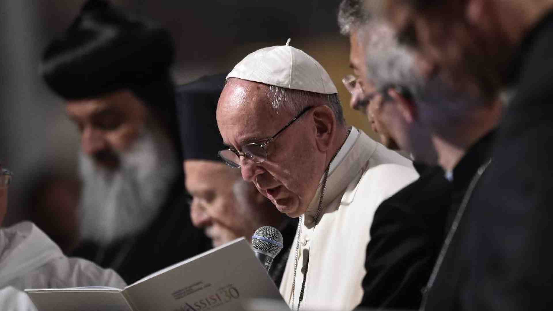Immagine di Papa Francesco dal Gemelli: «Disarmare le parole, le menti e la Terra»