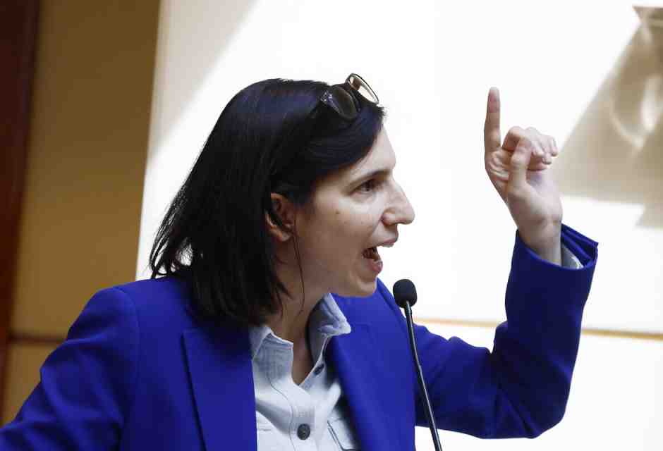 La falce di Schlein: forza sulla risoluzione e congresso. Ha un patto con Bonaccini. La sfida ora è con Decaro