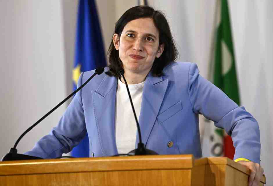 Mediazione Pd sulla risoluzione. Passa la linea Schlein: "Sì a una revisione radicale del Rearm Eu"