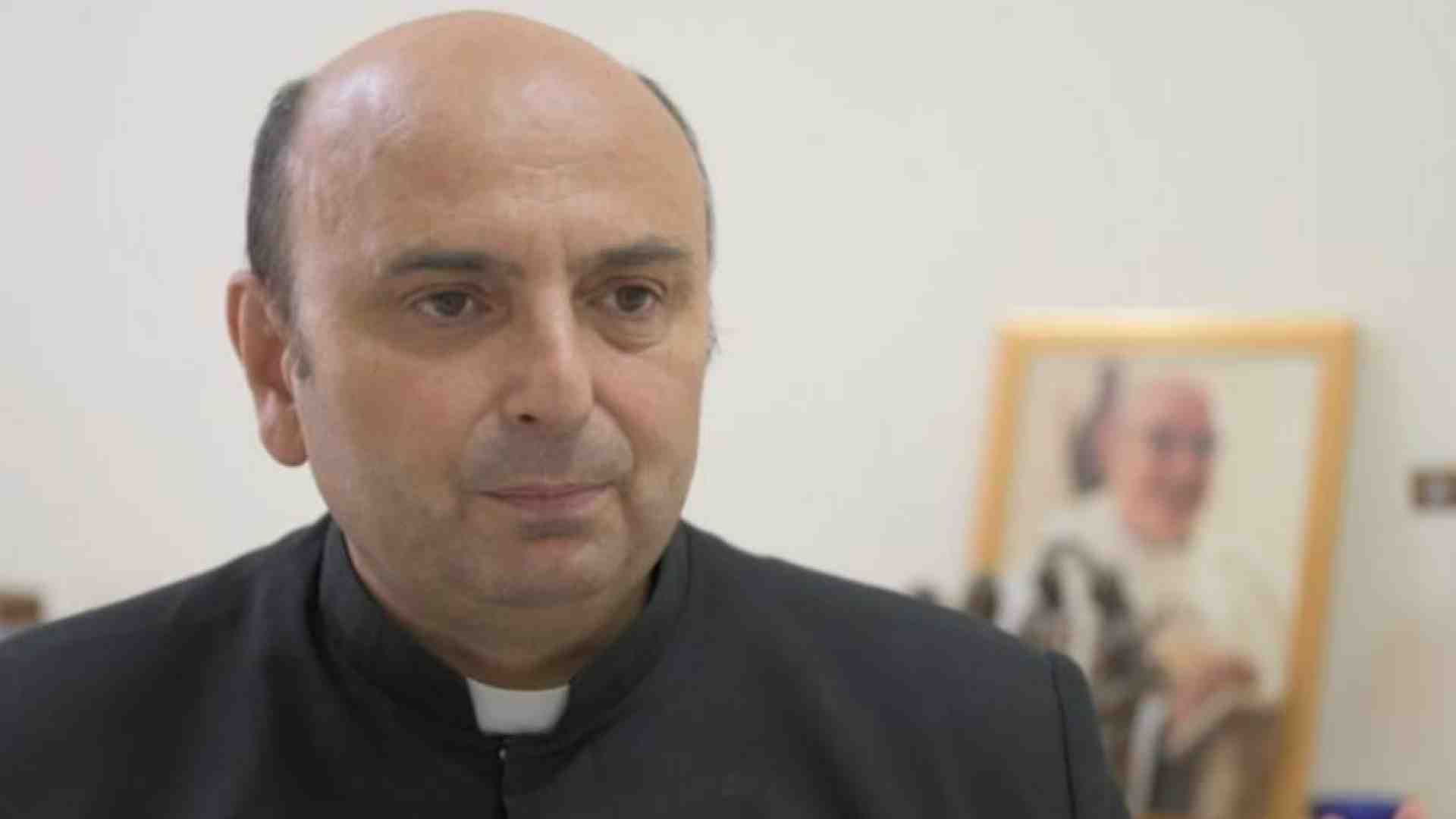 Immagine di Il parroco di Gaza: «Le bombe, un incubo per i 500 civili che ospitiamo»