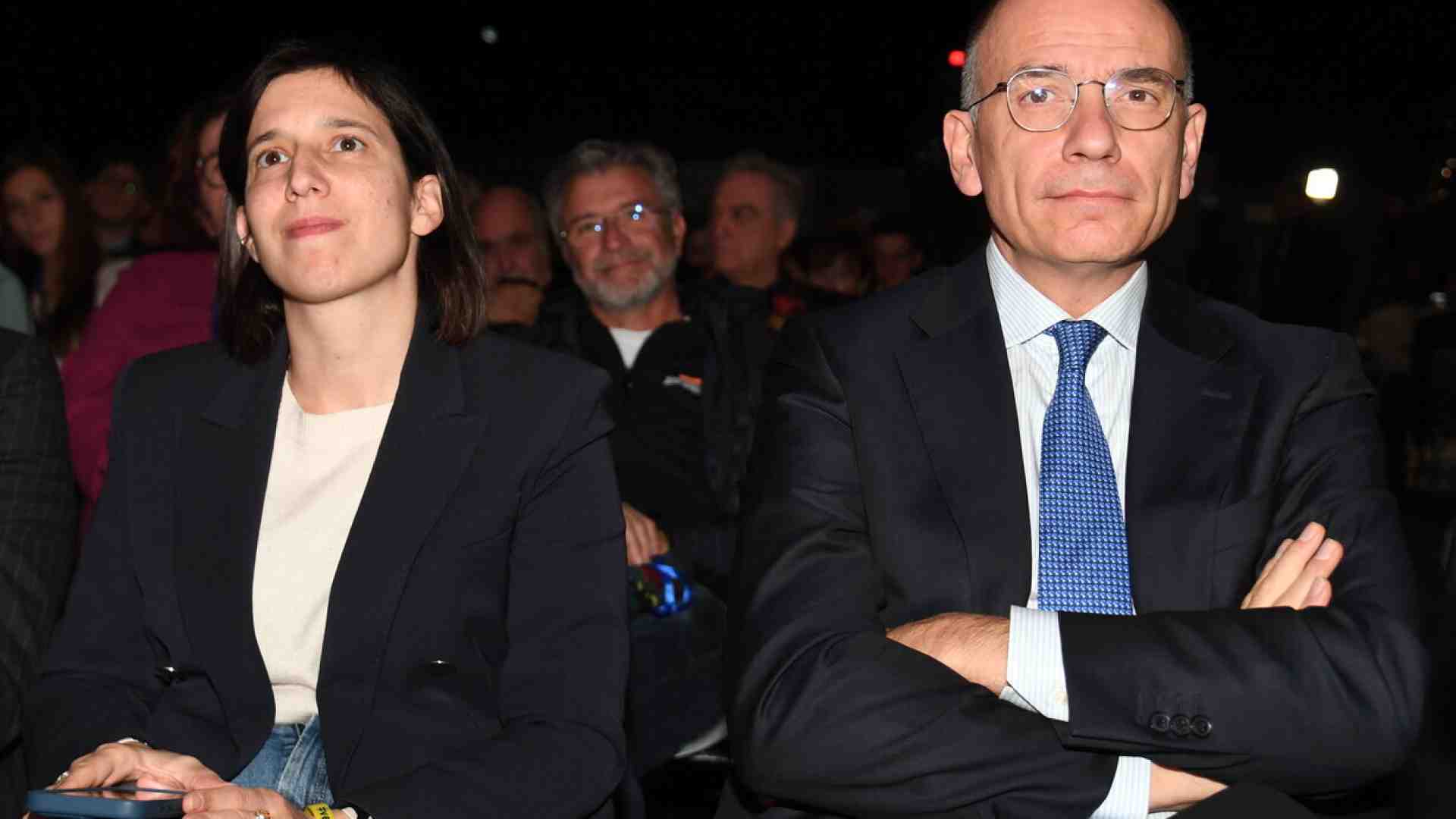Immagine di Letta contestato per il sì al riarmo. Ma Schlein è più vicina ai collettivi che al suo predecessore