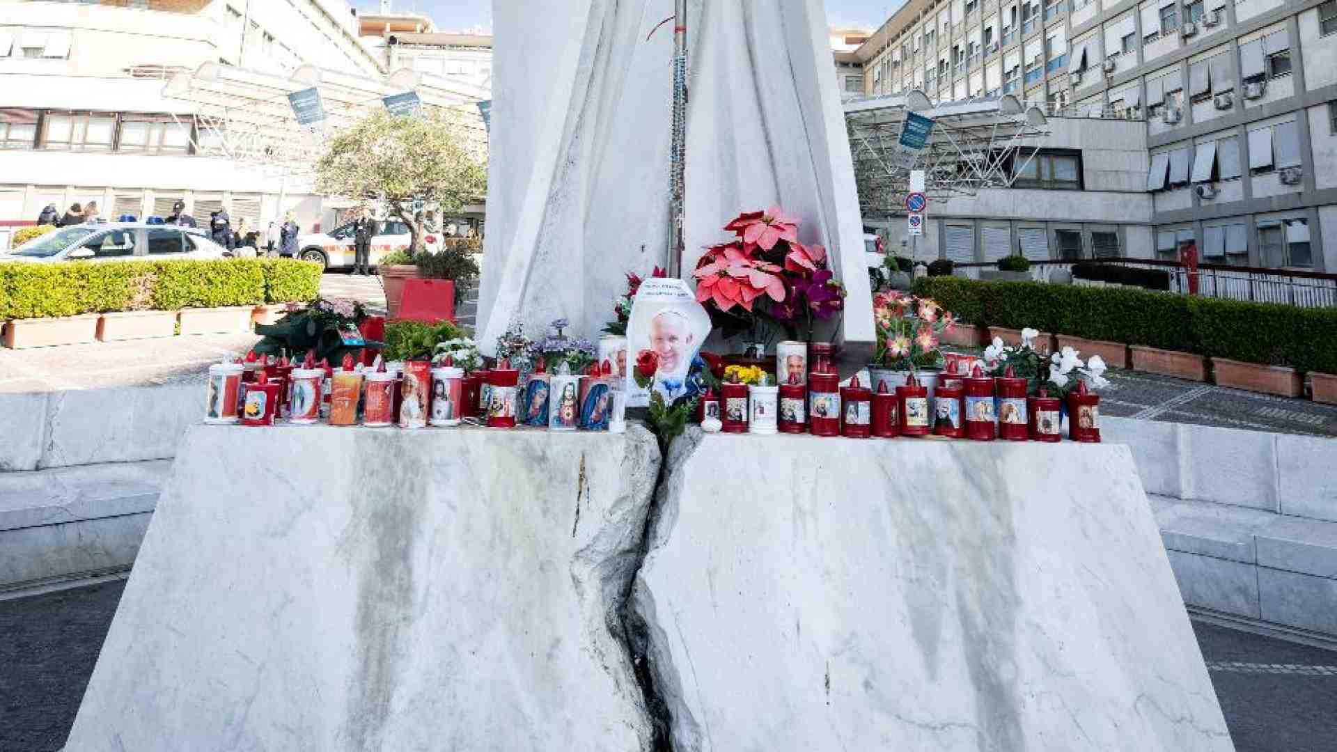 Immagine di I "sopravvissuti" di Meter pregano per il Papa